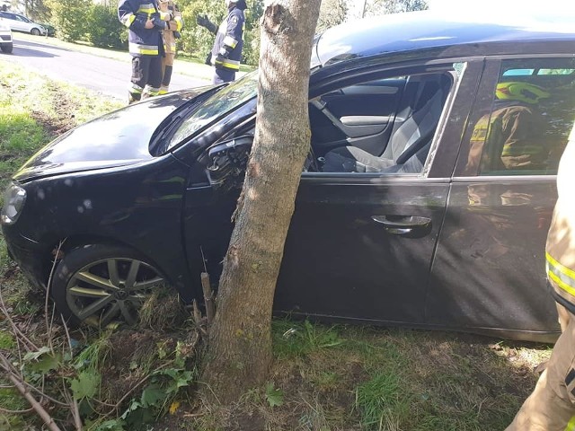 W Grzybnie kierujący volkswagenem uderzył w drzewo. W działaniach brały udział: dwa zastępy strażaków z PSP Chełmno, po jednym z OSP Grzybno i OSP Unisław