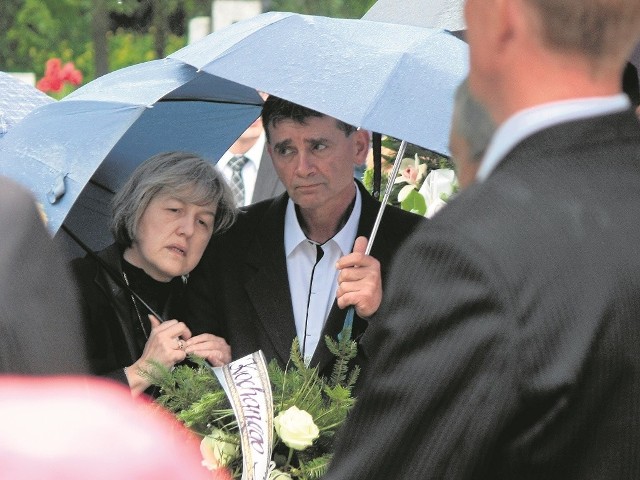 Rodzice Małgorzata i Roman Hinzowie wtuleni w siebie z niewyobrażalnym bólem na twarzy żegnali Igora. Płakało też niebo...