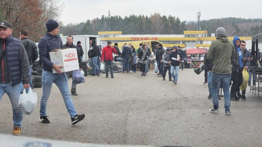 Tłumy na giełdzie w Miedzianej Górze. Handel szedł pełną parą. Zobaczcie co się działo 21 listopada [ZDJĘCIA]