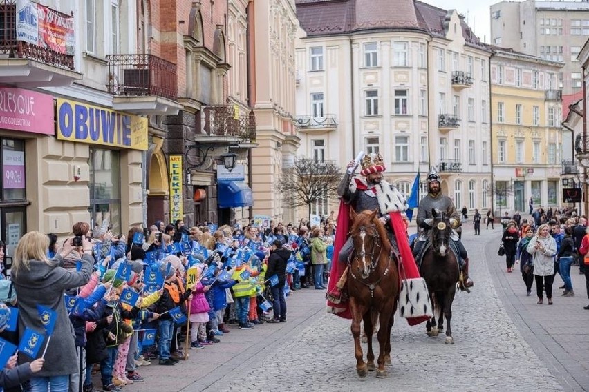 O lokacji miasta zwykle przypominały korowody historycznych...