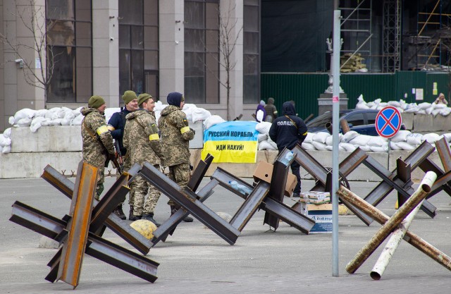 Ulice Kijowa przygotowane na atak czołgów. Widać zapory przeciw pancernym pojazdom