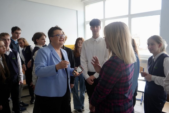 Wiceministra edukacji narodowej Katarzyna Lubnauer z wizytą w Kielcach. Inspirujące spotkania i rozmowy z młodzieżą.