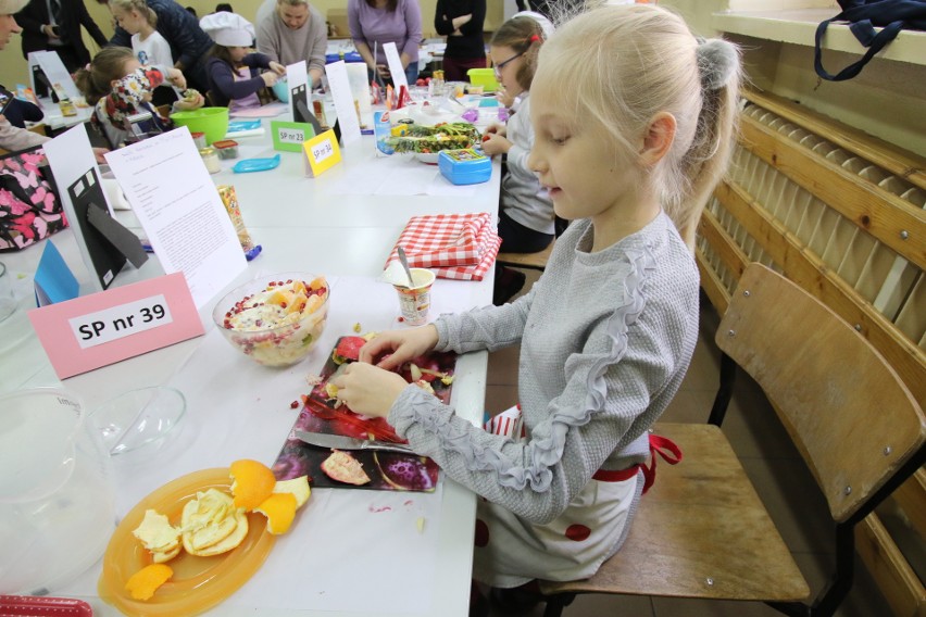 Uśmiechnięta, w ananasie. Sałatka wcale nie musi być nudna. Udowodnili to kieleccy uczniowie