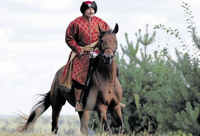 Karol Kramkowski świetnie się czuje galopując w stroju szlacheckim na koniu