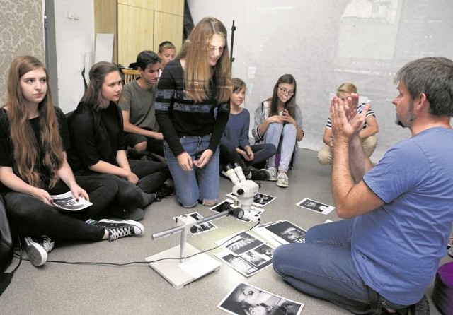 Piętnaście osób w wieku od 12 do 16 lat bierze udział w warsztatach fotograficznych "Ze smartfonem przez wieki" organizowanych w ramach Akcji Lato Białostockiego Ośrodka Kultury.