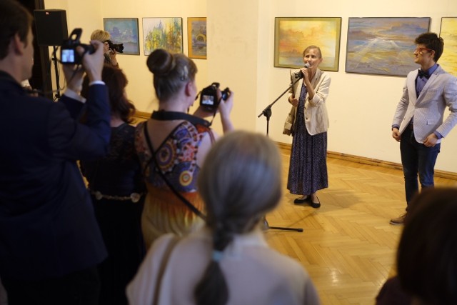 Wernisaż wystawy malarstwa Małgorzaty Iwanowskiej-Ludwińskiej odbył się 5 lipca w Dworze Artusa. Imprezę zorganizowano z okazji przypadającego w tym roku jubileuszu 50-pracy twórczej toruńskiej artystki, która jest absolwentką Wydziału Sztuk Pięknych UMK.