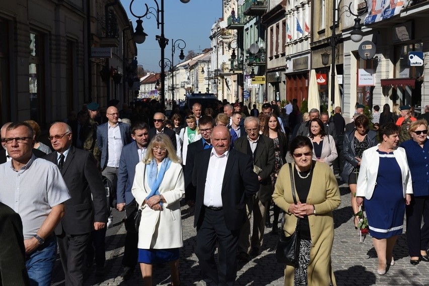 Nowy Sącz. Tłumy sądeczan na powtórnym pochówku gen. Bronisława Pierackiego