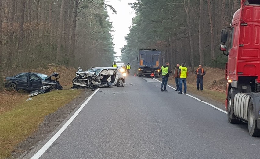 Wypadek w Niegowcu na drodze wojewódzkiej. Zmarł 29-letni kierowca audi