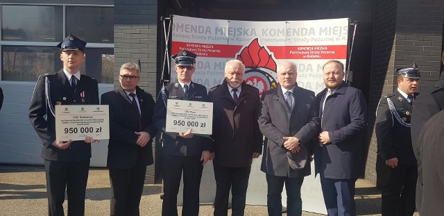 W poniedziałek 20 marca przedstawiciele OSP Boże i Radzanów oraz gmin Stromiec i Radzanów oraz władz powiatu białobrzeskiego uczestniczyli w uroczystości przekazania promes na zakup nowych wozów pożarniczych.