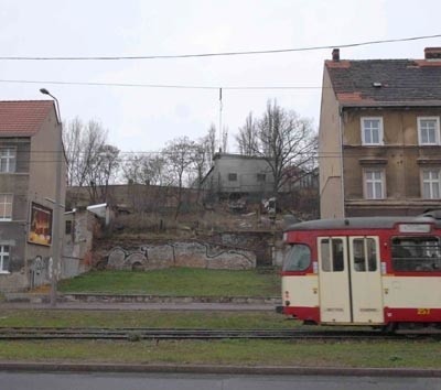 Ziemia pomiędzy kamienicami przy Sikorskiego 86 to jedna z ostatnich w centrum działek pod budowę mieszkań. Miasto chce za nią 160 tys. zł.