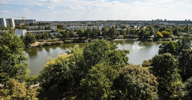 Nad bydgoskim Balatonem powstanie wielofunkcyjny park oraz otwarte kąpielisko - poinformował na konferencji prasowej Rafał Bruski. Prezydent Bydgoszczy przedstawił w poniedziałek plan rewitalizacji Balatonu oraz okolicznych terenów. Balaton jest jednym z najbardziej popularnych miejsc do wypoczynku wśród mieszkańców naszego miasta. Nad Balatonem powstanie plenerowa siłownia i zostaną zasadzone drzewa. Rafał Bruski powiedział również, że w Balaton stanie się otwartym kąpieliskiem, z którego bydgoszczanie skorzystają za około dwa lata.