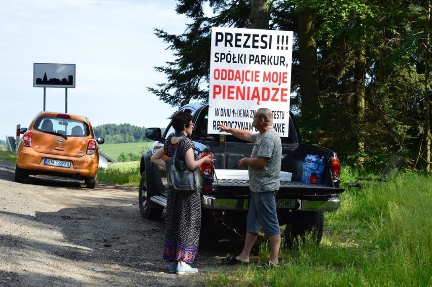 Mochnaczka Wyżna. Handlarz bydłem głoduje pod ubojnią Parkur. Żąda zapłaty