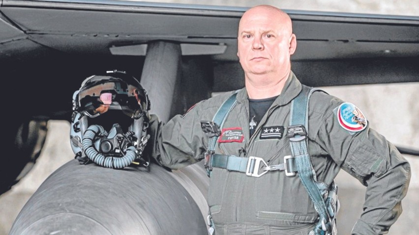płk pilot Piotr Ostrouch, dowódca 32. BLT, przy samolocie...