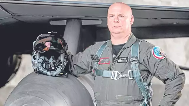 płk pilot Piotr Ostrouch, dowódca 32. BLT, przy samolocie F-16 fot. archiwum 32 BLT