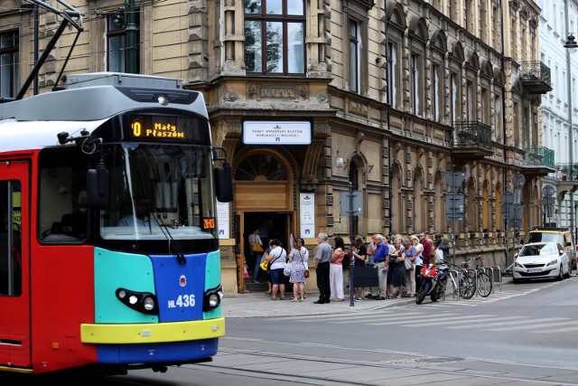 Punkt sprzedaży biletów komunikacji miejskiej przy ulicy Podwale.