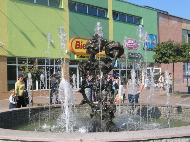 Zwieńczeniem trwającej kilka lat inwestycji była budowa na Placu Bartosza Głowackiego w Tarnobrzegu fontanny, którą w poniedziałek uroczyście uruchomiono.
