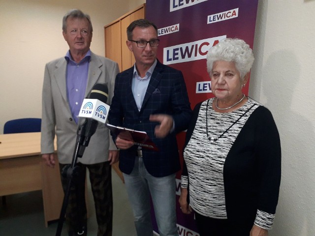 O bezrobociu Łukasz Kowarowski (w środku) mówił podczas konferencji prasowej w Grudziądzu. Na zdjęciu także lewicowi radni miejscy: Krystyna Bagniewska oraz Grzegorz Miedzianowki
