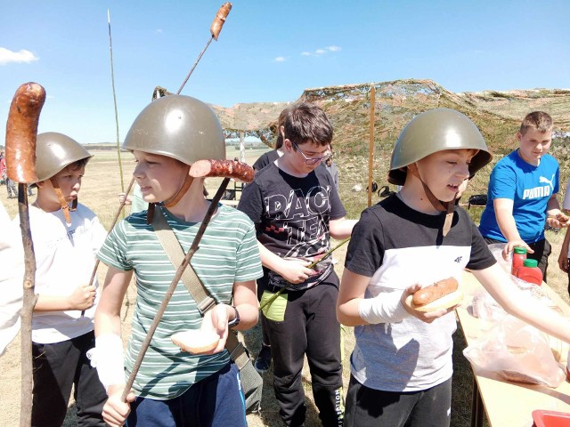 Gra terenowa "Czerwone maki na Monte Cassino" stanowiła część przygotowań do Dnia Patrona szkoły w Rembieszycach. Zakończyła się wspólnym pieczeniem kiełbasek przy ognisku. Więcej na następnych zdjęciach >>>