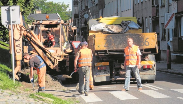 Roboty, w ramach umowy stałej na utrzymanie dróg powiatowych, wykonuje firma Barkas. Mają się zakończyć w tym tygodniu. Pobocze jest nieco poszerzane, krawężniki poprawiane, dziury usuwane