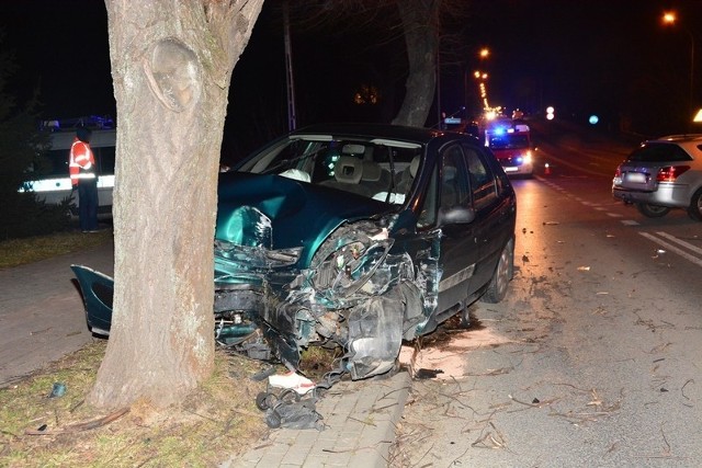 Dwie osoby trafiły do szpitala po zderzeniu na skrzyżowaniu ul. Krakowskiej i ul. Konopnickiej w Krośnie.Do wypadku doszło w sobotę około godz. 18. Ze wstępnych ustaleń policji wynika, że 18-letnia kobieta kierująca peugeotem, wyjeżdżając z ul. Konopnickiej, nie udzieliła pierwszeństwa przejazdu i zderzyła się z prawidłowo jadącym ul. Krakowską citroenem, który siłą uderzenia został zepchnięty na przydrożne drzewo.Do szpitala została trafiła kierująca citroenem oraz 14-letnia pasażerka peugeota. Obrażenia nie zagrażają ich życiu. Uczestnicy wypadku byli trzeźwi.