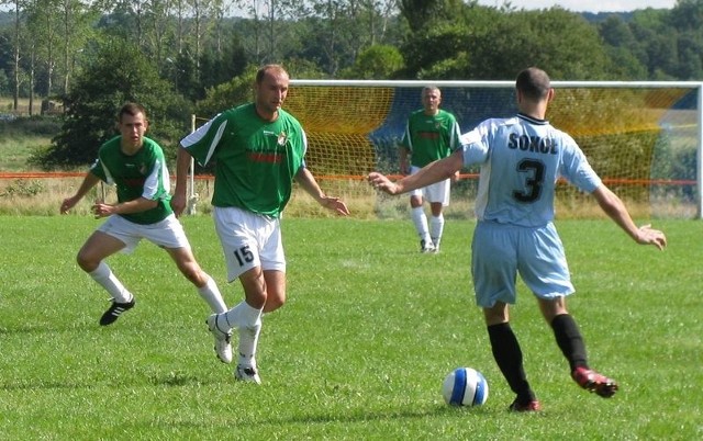 Mecz rezerw Gryfa 95 (zielone stroje) w Kuleszewie. Od lewej: Karol Świdziński, Adam Pietras, Tadeusz Szturo i Marcin Antoniak.