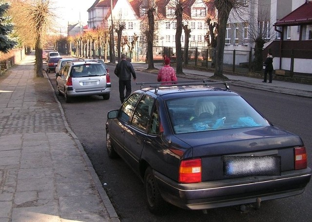 Radny z Miastka Paweł Biernacki chce, aby samochody mogły parkować tylko po lewej stronie.