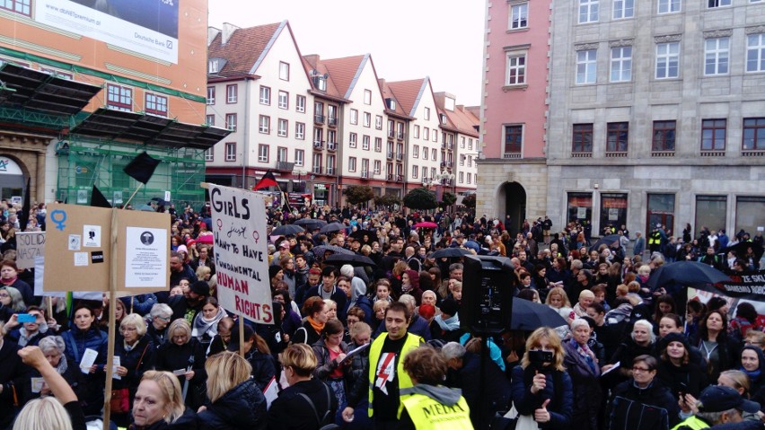 Czarny Wtorek we Wrocławiu. Marsz i protest w Rynku [ZDJĘCIA]