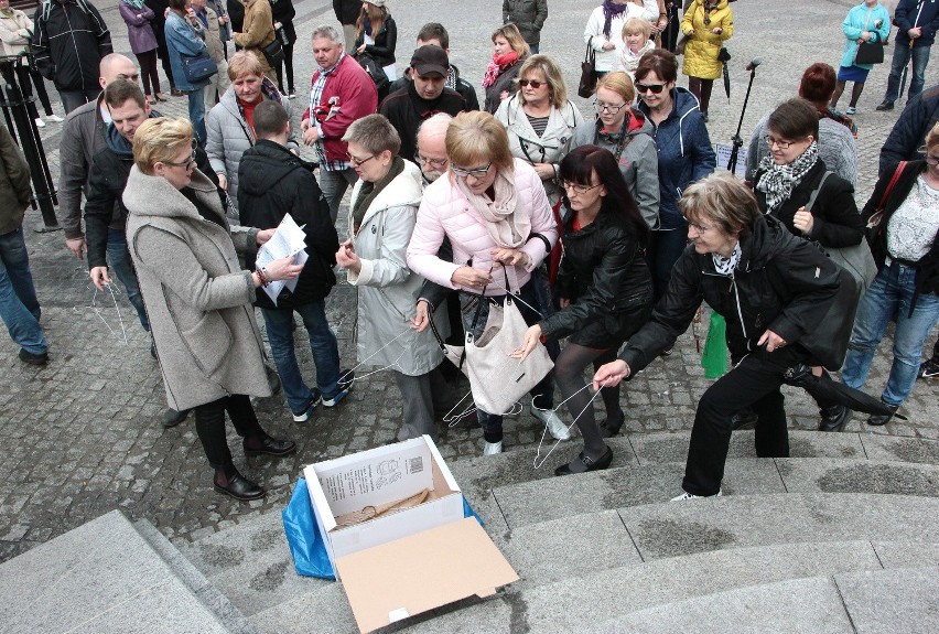 50, może 60 osób - kobiety i mężczyźni, młodzież i seniorzy...