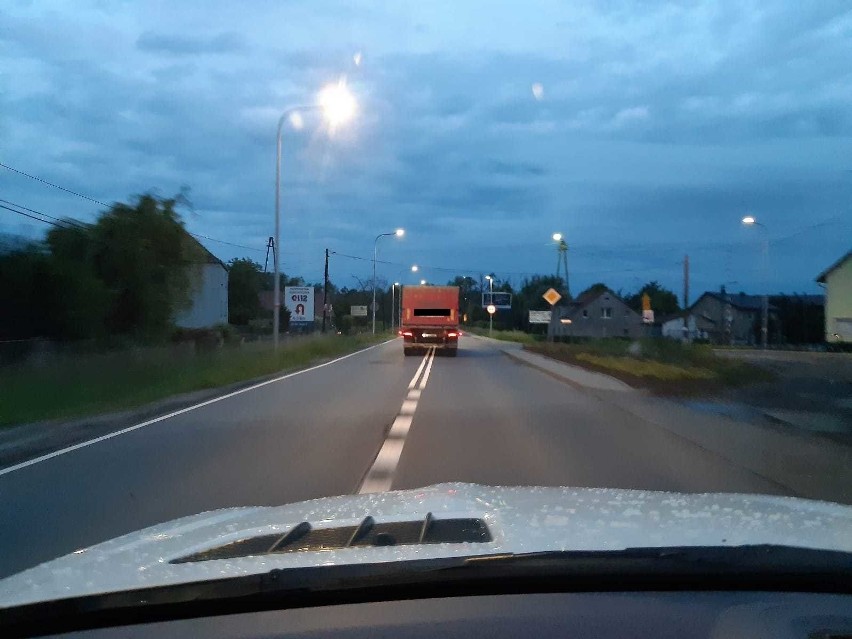 Opole. Pirat drogowy w ciężarówce wyprzedzał na przejściu dla pieszych i podwójnej ciągłej. Zdjęcia internauty