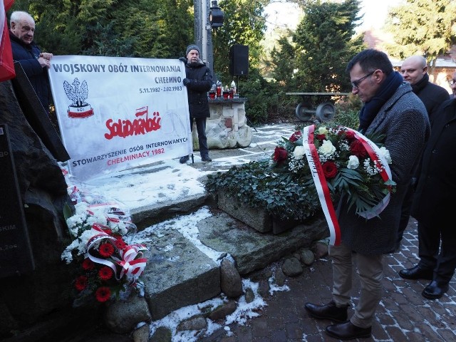 W Koszalinie upamiętnieni zostali działacze opozycyjni, którzy w czasie stanu wojennego trafili do wojskowych obozów internowania.