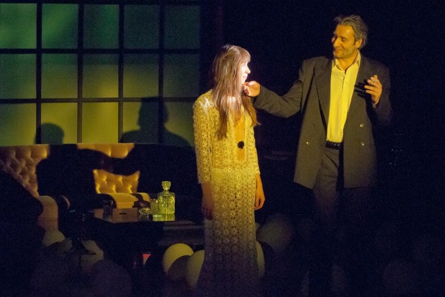Helena Sujecka (Jane Birkin) i Serge Gainsbourg (Cezary Studniak) w jednej ze scen ze spektaklu w Teatrze Muzycznym Capitol. Studniak jest także reżyserem i scenarzystą nowego musicalu