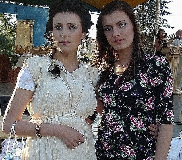 - Ze stworzeniem tej fryzury nie miałam kłopotów &#8211; mówiła Katarzyna Gleguła. Z prawej jej modelka, Marta Makowiecka  