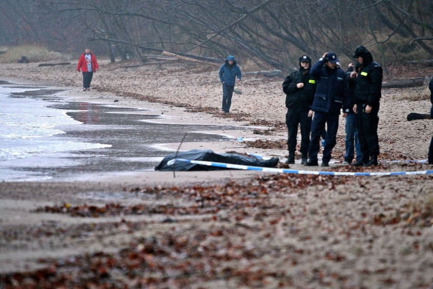 Zwłoki mężczyzny na plaży w Redłowie