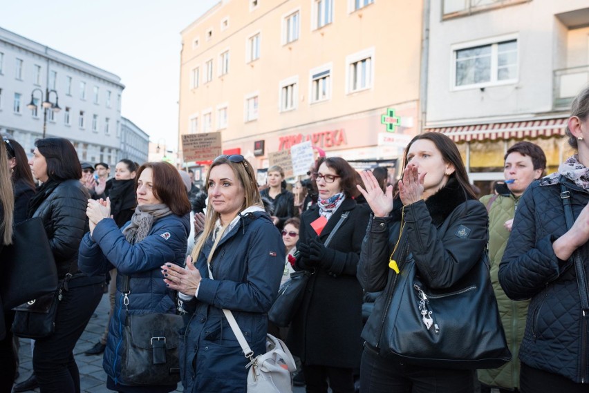 Protest w Opolu. Według policji manifestujących było około...