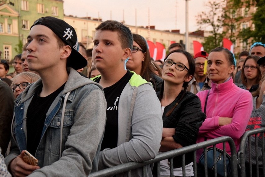 Częstochowa: Natalia Nykiel wystąpiła na dachu autobusu Red...