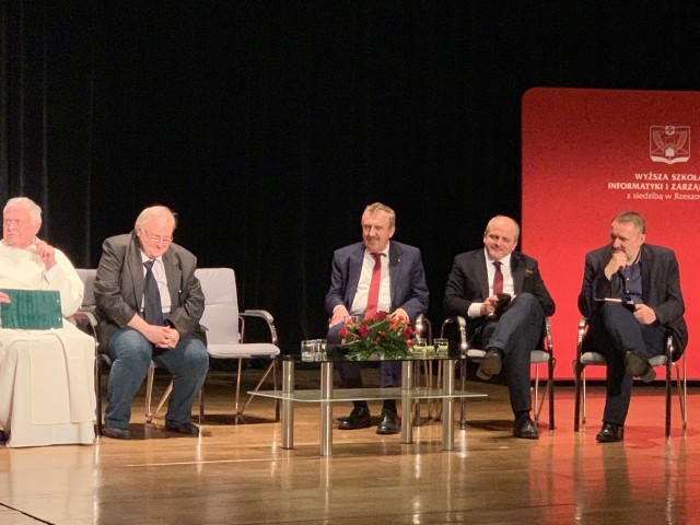 O. Ludwik Wiśniewski, prof. Paweł Kowal, prof. Aleksander Hall, prof. Tadeusz Pomianek oceniają 30 lat polskiej demokracji. Spotkanie zatytułowane „Polskie szanse i zaniechania”. Organizatorem jest WSIiZ w Rzeszowie. Duża sala Filharmonii Podkarpackiej wypełniona do ostatniego miejsca.