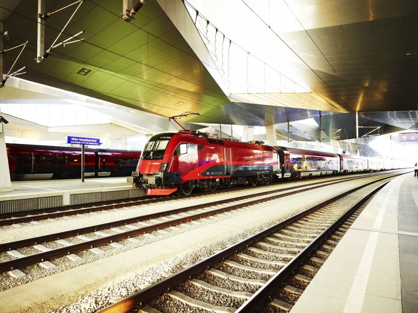 Pociąg linii Railjet na dworcu Wiedeń Główny.