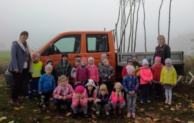Dzieci i młodzież uczestniczyły w akcji nasadzenia drzew i krzewów