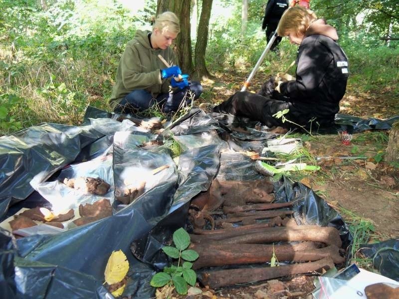 Ekipa z IPN podczas ekshumacji ciał ofiar UB w Dworzysku...