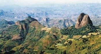 Zwiastuny gór Simien dostrzegane z drogi Gonder- Aksum Fot. Autorka