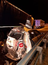 Wypadek na autostradzie A1. Karambol w Nowej Wsi - przed bramkami autostradowymi pod Toruniem zderzyły się 4 pojazdy. Nie żyje jedna osoba