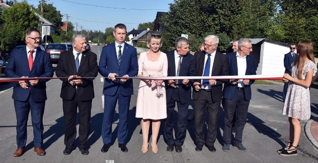 W sobotę, 12 września, odbyło się uroczyste otwarcie dwóch wyremontowanych odcinków dróg na terenie gminy Rzeczniów. W wydarzeniu uczestniczyli posłowie, wicewojewoda, władze powiatowe oraz gminne.