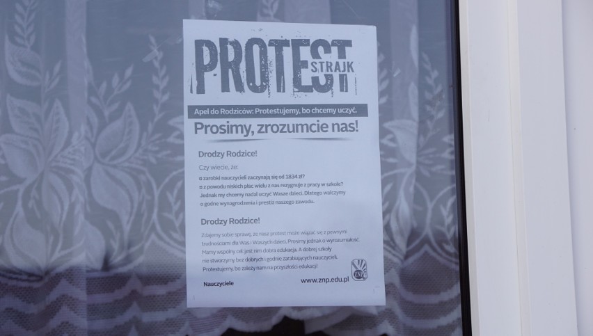 Strajk nauczycieli w powiecie sławieńskim. Walczą o lepsze finansowanie oświaty [ZDJĘCIA]