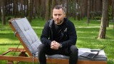 Tak mieszka Krzysztof Stanowski. Dziennikarz ma własny las i boisko do piłki nożnej [zdjęcia]