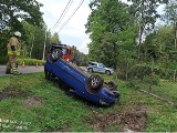 Dachowanie samochodu koło Szczucina. Kierowca uciekł z miejsca zdarzenia. Miał prawie 3 promile alkoholu [ZDJĘCIA]