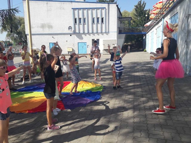 W Janikowie odbyły się zajęcia dla dzieci "Zumba Kids" , które przygotował Miejsko-Gminny Ośrodek Kultury w Janikowie. Warsztaty poprowadziły animatorki, które przygotowały ćwiczenia ruchowe pełne dobrej zabawy połączonej z muzyką.Uczestnicy mieli również okazje wziąć udział w szybkim kursie kręcenia balonów.