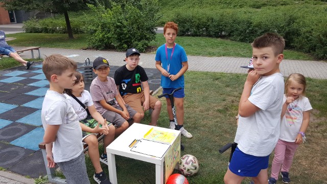 Chłopcy z Naramowic zbierają podpisy pod petycją, prośbą o budowę boiska