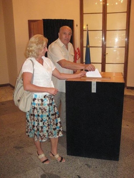 Wiceprezydent Gorzowa Urszula Stolarska i szef miejskiego wydziału sportu Stanisław Woźniak głosują w Rzymie