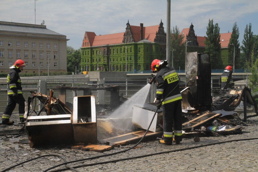 Pożar przy bibliotece Uniwersytetu Wrocławskiego. Spłonęła przyczepa z jedzeniem [ZDJĘCIA]