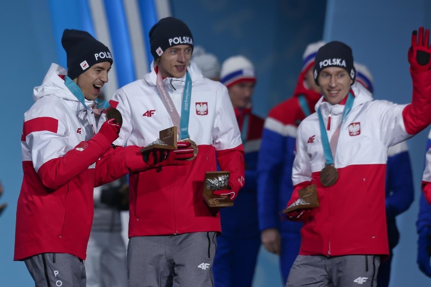 Pjongczang 2018. Polscy skoczkowie odebrali "brąz" podczas ceremonii medalowej. "Z medalem na szyi radość jest jeszcze większa" [GALERIA]